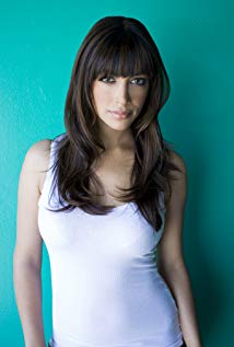 How tall is Hannah Simone?